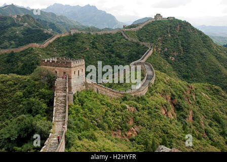 La marche sur la Grande Muraille de Chine, à Jinshanling. Le mur serpente à travers les montagnes car il devient moyen d'Simotai. Banque D'Images