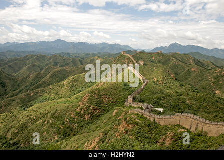 La Grande Muraille de Chine serpente à travers les montagnes comme un serpent géant dans la région de Jinshanling, Hebei, Chine. Banque D'Images