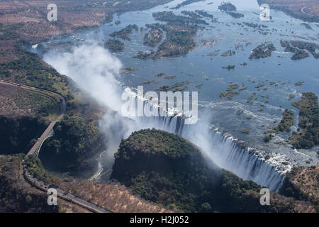 Vue aérienne des Chutes Victoria montrant la gorge qui divise la Zambie et du Zimbabwe que Zambèze plonge dans c Banque D'Images
