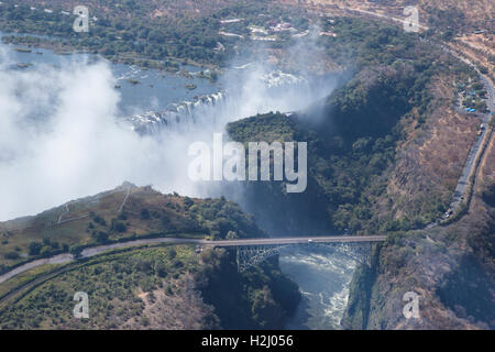 Vue aérienne des Chutes Victoria montrant la gorge qui divise la Zambie et du Zimbabwe que Zambèze plonge dans c Banque D'Images