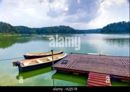 Bateaux liée à quai flottant en Pilchowice Lake, en Pologne, le jour ensoleillé. Banque D'Images