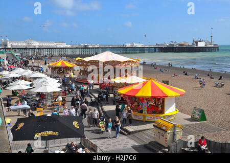 Fête foraine et bars en bord de mer à côté de la jetée de Brighton Banque D'Images