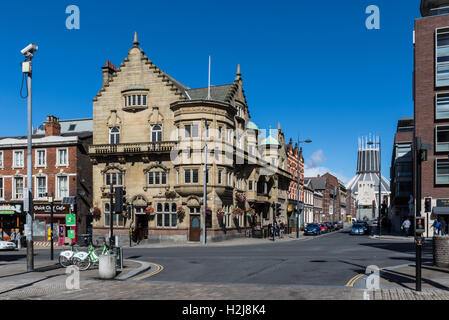 Le Pub Philharmonique et les salles à manger sur Hope street avec la cathédrale en arrière-plan, Liverpool, Royaume-Uni Banque D'Images