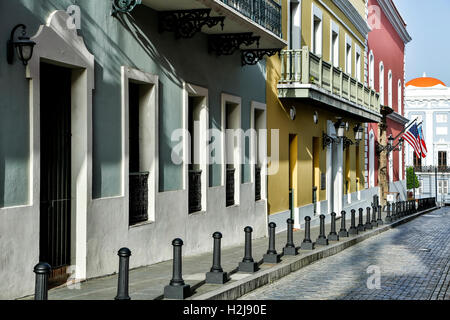 Les façades colorées de la colonie espagnole et la Fortaleza (Governor's Mansion, arrière-plan), Fortaleza Street, Old San Juan, Puerto Rico Banque D'Images