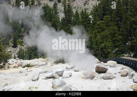 Passant de l'évent à vapeur géothermique à Lassen Volcanic National Park en Californie, États-Unis Banque D'Images