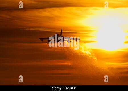 Panavia Tornado Gr4 au départ de RAF Marham au coucher du soleil Banque D'Images