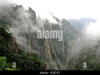 Les rayons de soleil dissiper le brouillard qui s'est installé dans le Canyon dans l'earl International Business Hotel - Huangshan Montagnes. Banque D'Images