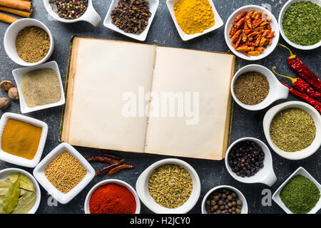 Livre blanc et diverses épices et herbes. Vue d'en haut. Banque D'Images