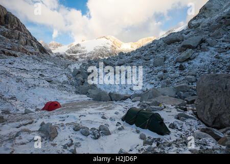 Deux tentes alpinisme le matin après une tempête d'altération dans les montagnes de la patagonie Banque D'Images