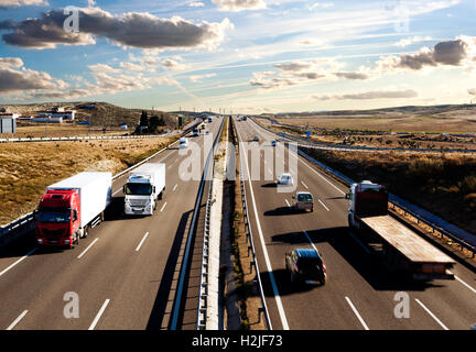 Envoi à l'international, les camions et les voitures roulant sur la route.La logistique et l'entreposage Banque D'Images