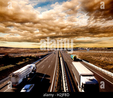 Envoi à l'international, les camions et les voitures roulant sur l'autoroute. Logistique et entreposage Banque D'Images