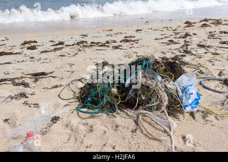 La pollution en plastique de la mer sur une plage Banque D'Images