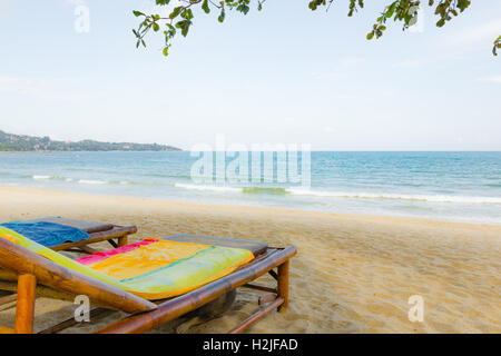 Deux chaises longues avec serviettes vide sur une belle plage de primes en Thaïlande Banque D'Images