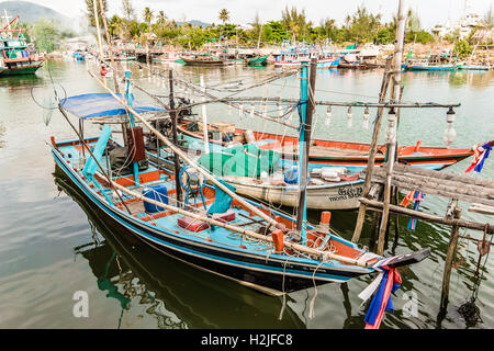 Bateaux de pêche colorés avec du matériel de pêche et de bulbes à l'ancre dans une rivière, Tongsala, Thaïlande Banque D'Images