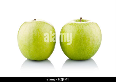 Deux pommes vertes isolé sur fond blanc. Banque D'Images