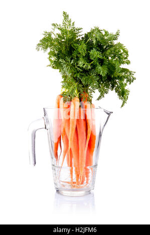 Jus de légumes carottes en verseuse en verre isolé sur fond blanc dentelle Banque D'Images