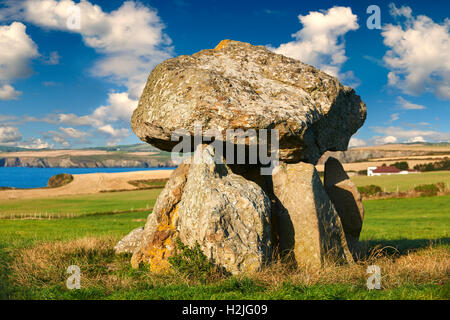 Carreg ou Samson Samson's Stone, un ancien de l'année 5000 chambre funéraire néolithique quoit dolmen, près de Abercastle, Pembroke, au Pays de Galles Banque D'Images