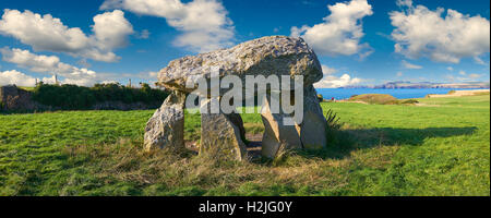 Carreg ou Samson Samson's Stone, un ancien de l'année 5000 chambre funéraire néolithique quoit dolmen, près de Abercastle, Pembroke, au Pays de Galles Banque D'Images