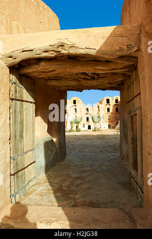 Ksar Ouled Soltane, un traditionnel berbère fortifié grenier voûté adobe ghorfas, le nord du Sahara, Tataouine. La Tunisie, l'Afrique Banque D'Images