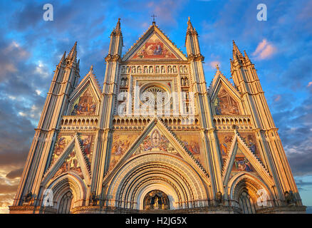14e siècle de style gothique toscan façade de la cathédrale d'Orvieto, Ombrie, Italie Banque D'Images