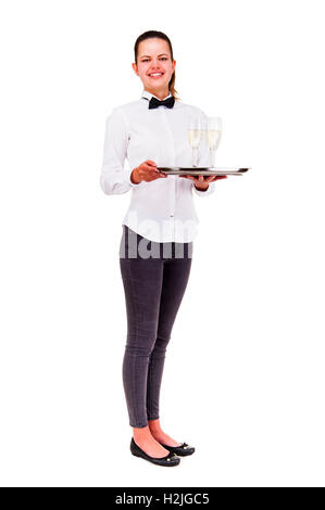 Femme en waiter holding tray uniforme et verres de champagne, en souriant. Banque D'Images