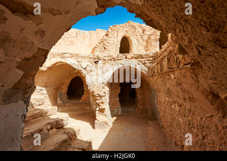 Le nord du Sahara traditionnelles de stockage des silos ghorfa berbère traditionnel en brique de boue de Ksar Hadada ou Hedada, Tunisie Banque D'Images