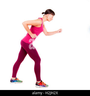 Jeune femme en tenue de remise en forme, l'exécution de à côté. Isolé sur fond blanc. Banque D'Images