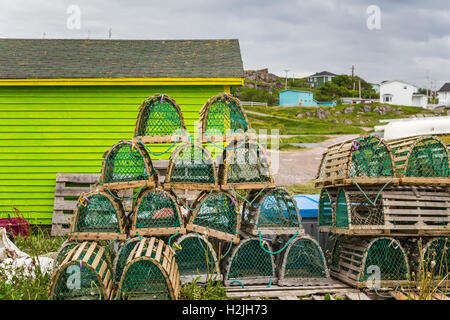 Bateaux de pêche colorés et étapes de la pêche à New Perlican, Terre-Neuve et Labrador, Canada. Banque D'Images