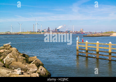 Canal de la mer du Nord et de l'acier usine au port maritime IJmuiden près d'Amsterdam, Pays-Bas Banque D'Images