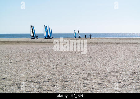 Les gens de la voile sur des terres disponibles sur la plage au littoral de la mer du Nord à IJmuiden, Pays-Bas Banque D'Images