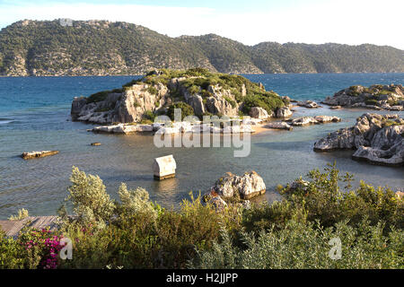 Petite île et un style lycian sarcophagus en Kale Village le long de la côte méditerranéenne de la Turquie Banque D'Images