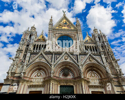 Vue rapprochée de la cathédrale de Sienne en Italie Banque D'Images