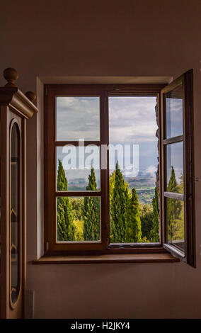 Vue à travers une fenêtre ouverte sur le paysage rural près de Montalcino, Toscane, Italie Banque D'Images