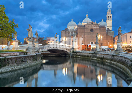 Vue sur Basilique Saint Giustina de Prato della Valle, dans la soirée, Padova, Italie Banque D'Images