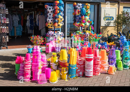 Des jouets de plage multicolores et les vêtements de plage. Banque D'Images