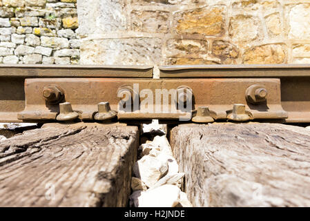 Rusty joint de rail détail avec les écrous d'assemblage de l'espace d'expansion des épis et plaques de serrage Banque D'Images