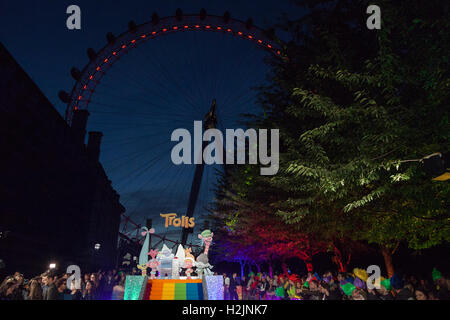 Londres, Royaume-Uni. 29 septembre 2016. Anna Kendrick et Justin Timberlake lance le film trolls et allume le London Eye à Waterloo. Une séance de photos pour la nouvelle comédie animée trolls qui devrait ouvrir ses portes le 21 octobre 2016. Banque D'Images