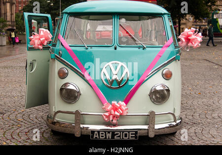 VW Camper Van comme une voiture de mariage à l'Hôtel de ville de Manchester Banque D'Images