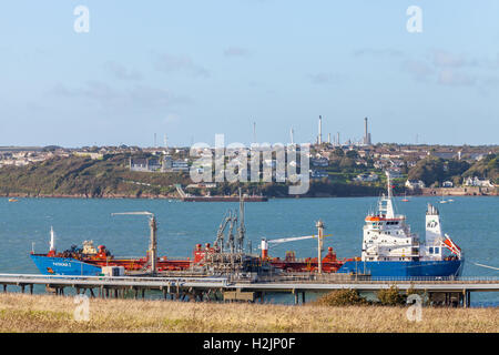 Les pétroliers à l'Valero jetées sur Milford Haven, Pembroke Banque D'Images