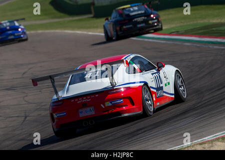 Imola, Italie - 25 septembre 2016 : une Porsche 911 GT3 Cup de Ghinzani Arco Motorsport team Banque D'Images