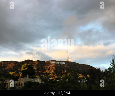 Le célèbre panneau Hollywood avec ciel dramatique dans les collines au-dessus de Los Angeles, CA Banque D'Images