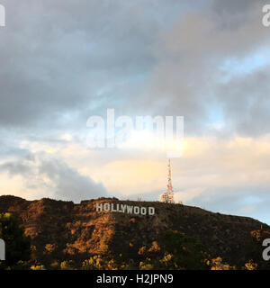 Le célèbre panneau Hollywood avec ciel dramatique dans les collines au-dessus de Los Angeles, CA Banque D'Images