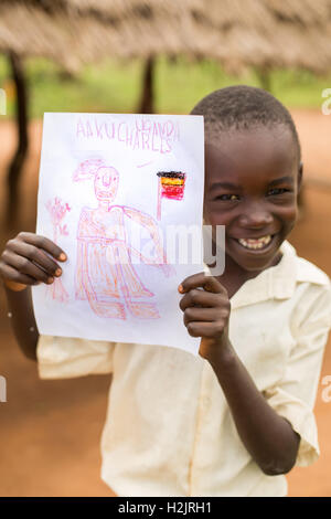 Les étudiants pratiquent l'art et le dessin à l'école primaire de l'Ouganda, Kaberamaido. Banque D'Images