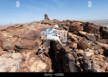 La randonnée dans la région du Mont Brûlé Damaraland Twyfelfontein en Namibie Banque D'Images