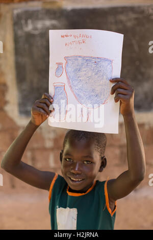 Les étudiants pratiquent l'art et le dessin à l'école primaire de l'Ouganda, Kaberamaido. Banque D'Images