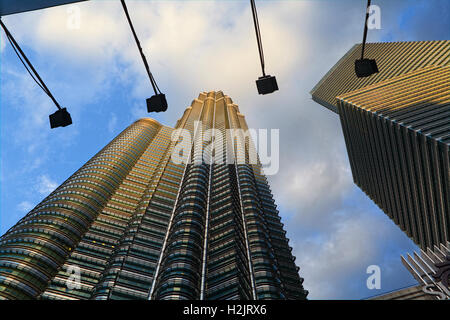 Petronas Twin Tower # 2 brille d'une couleur d'or au coucher du soleil à Kuala Lumpur, Malaisie, Asie du sud-est. Banque D'Images