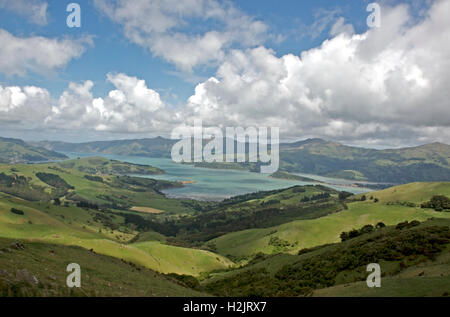 Le soleil du matin illumine les eaux turquoises et spectaculaire paysage près de Akaroa sur la péninsule de Banks, en Nouvelle-Zélande. Banque D'Images