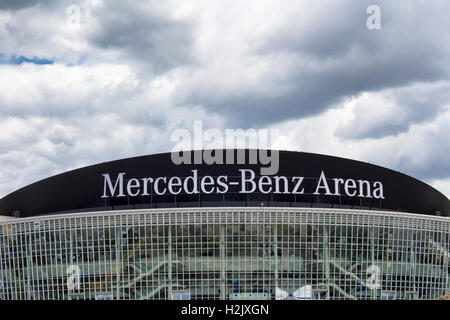 Vue de Mercedes Benz Arena sous ciel nuageux, à Berlin. Banque D'Images