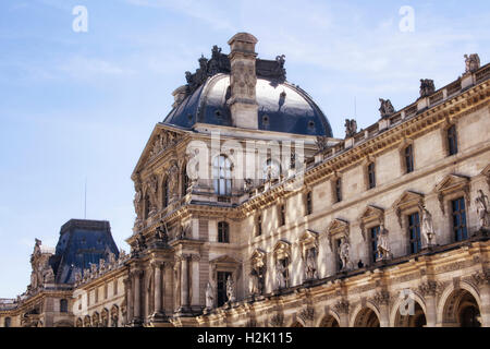 Vue de dessous d'une partie de l'édifice du Musée du Louvre lors d'une journée ensoleillée à Paris. Il est le plus grand. Banque D'Images