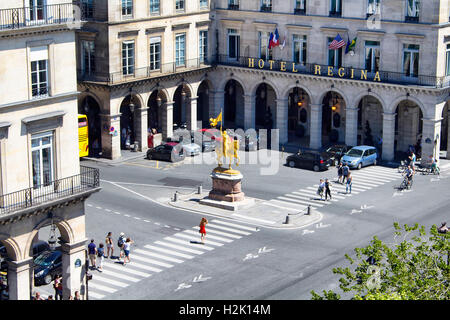 Vue aérienne de la statue Jeanne D'Arc, les gens crossing street et l'Hôtel Regina à Paris. Banque D'Images